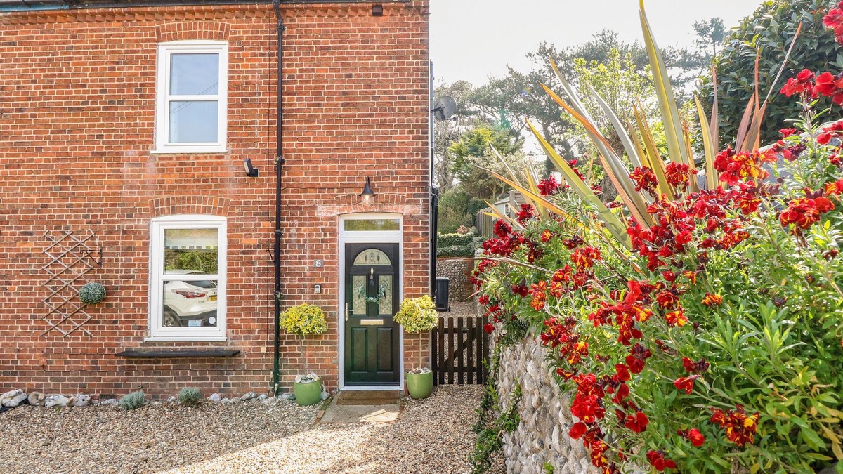 East Runton House | 8 MELINDA COTTAGE, pet friendly, with open fire in East Runton