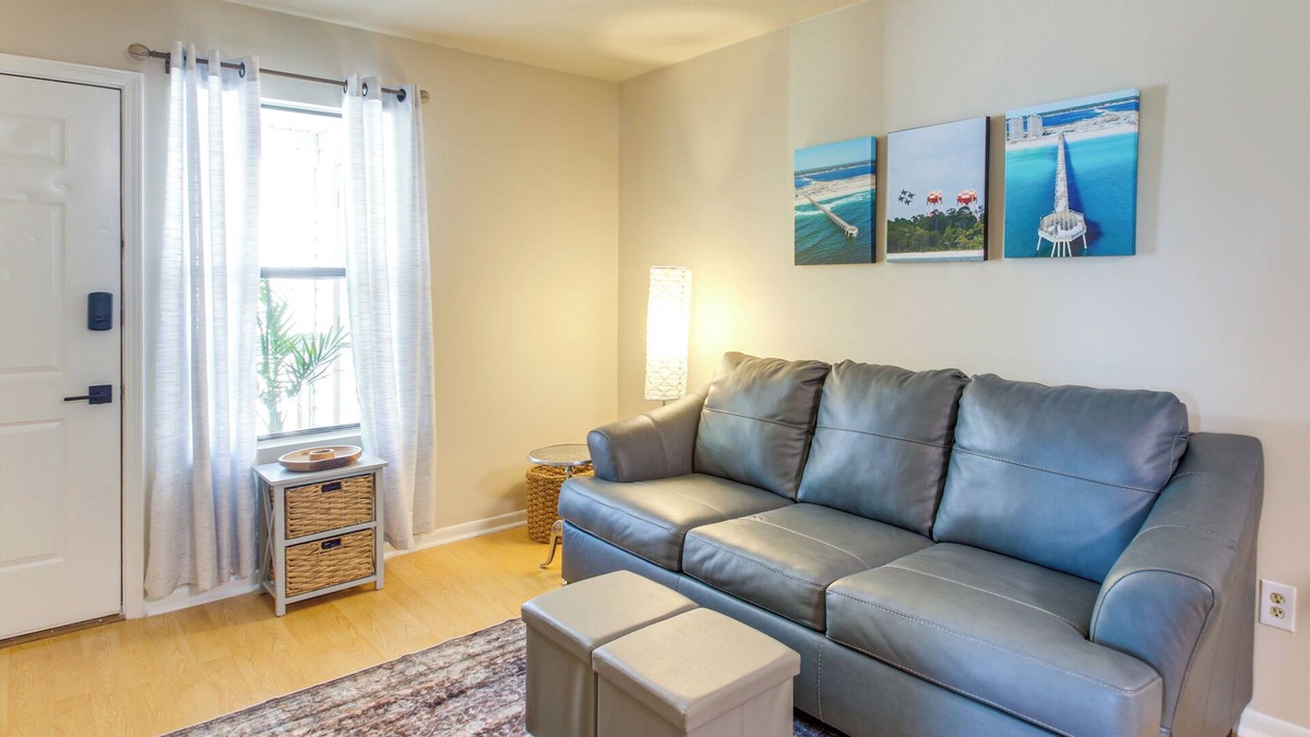 Gulf Breeze Condo | 8 Mi to Beaches: Relaxing Retreat in Gulf Breeze