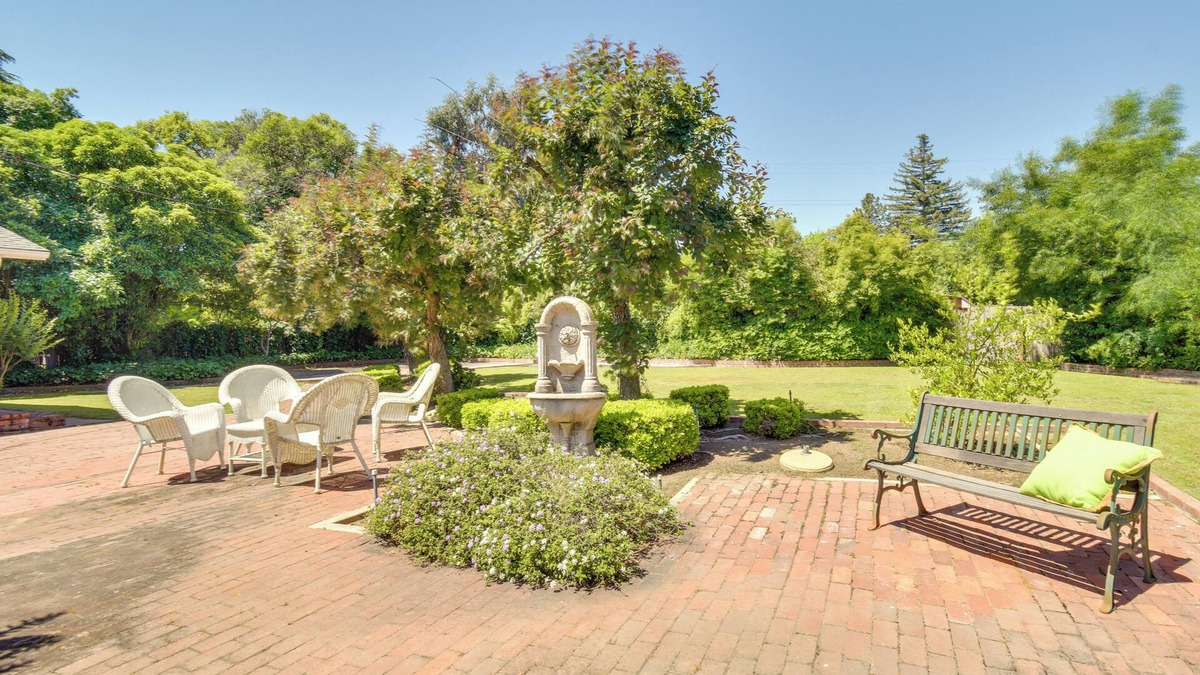 Roosevelt House | 8 Mi to Dtwn: Spacious Home w/Fire Pit in Fresno!