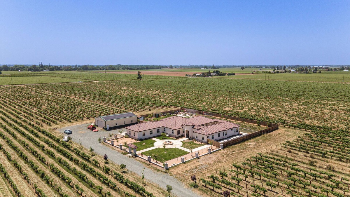 Acampo House | 8 Mi to Lodi Lake: Luxe Home w/On-Site Vineyard