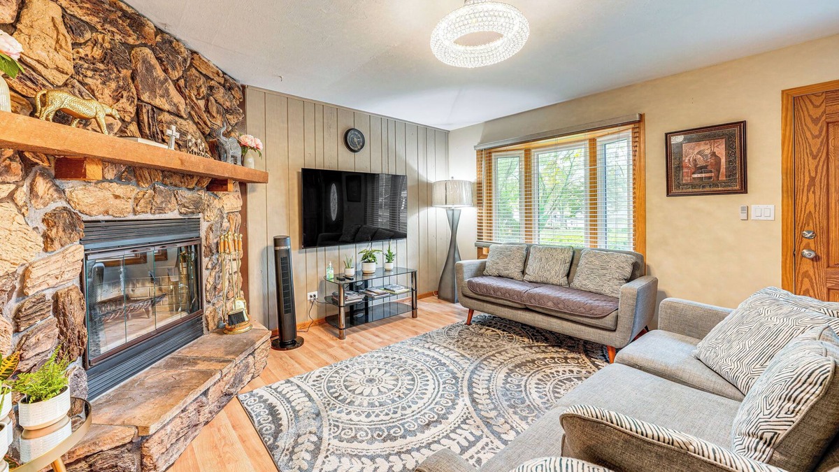 Streamwood House | 8 Mi to Nature Center: Streamwood Gem w/Yard!