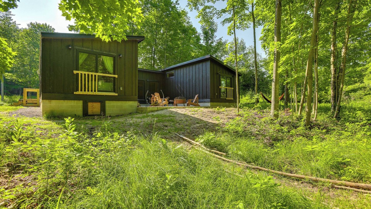 Empire Cabin | 8 Mi to Sleeping Bear Dunes: Creekside Cabin