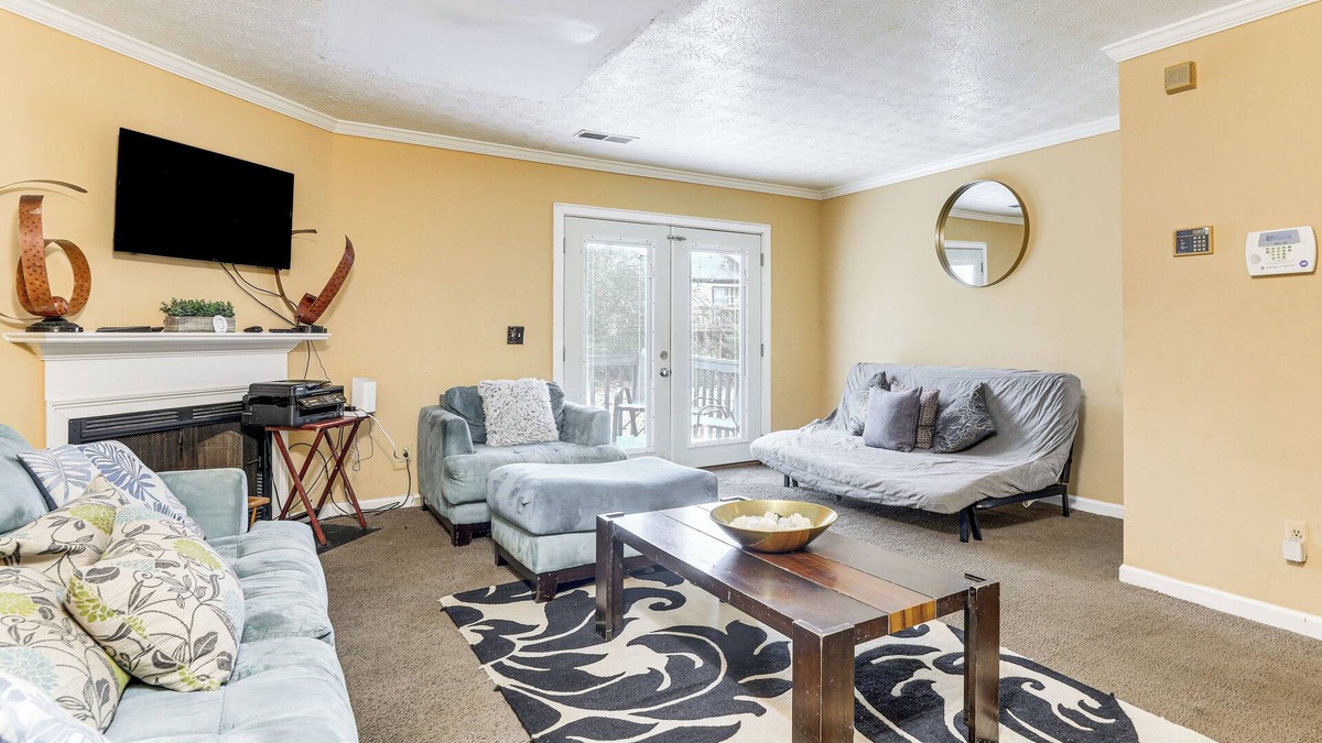 Lithonia House | 8 Mi to Stone Mountain: Quiet Getaway w/Deck
