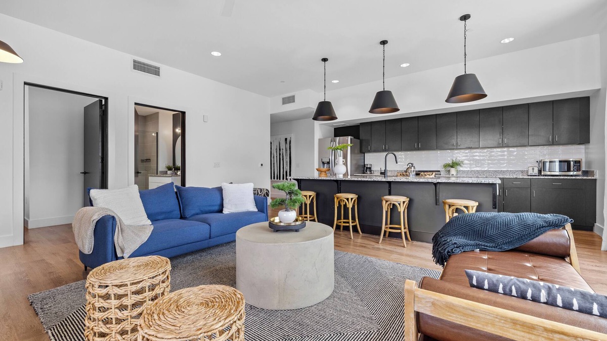 Historic Waverly Condo | 8 Minutes to Broadway-Balcony-King Beds-Walkable