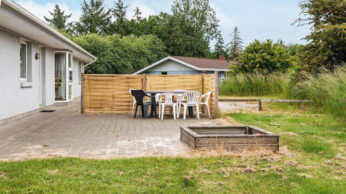 Jegum House | 8 person holiday home in Oksbøl