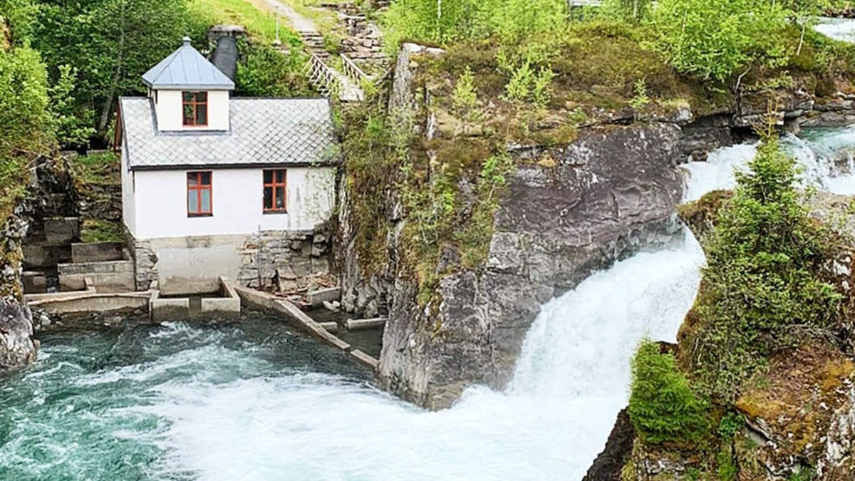 Norddal House | 8 person holiday home in Valldal