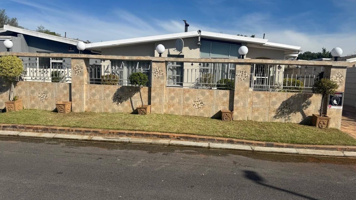 Kraaifontein House | 8 Sleeper, family friendly house with a charming swimming pool in Cape Town.