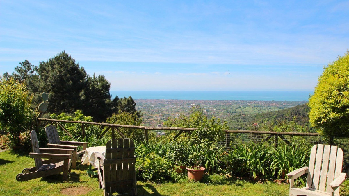 Strettoia House | 8 Sleeps, Seaview, quiet area, Garden, WIFI, near Forte dei Marmi