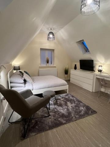 Filton Apartment | 8 Studio, cosy loft, 50m to Airbus, bus-stop 20m,