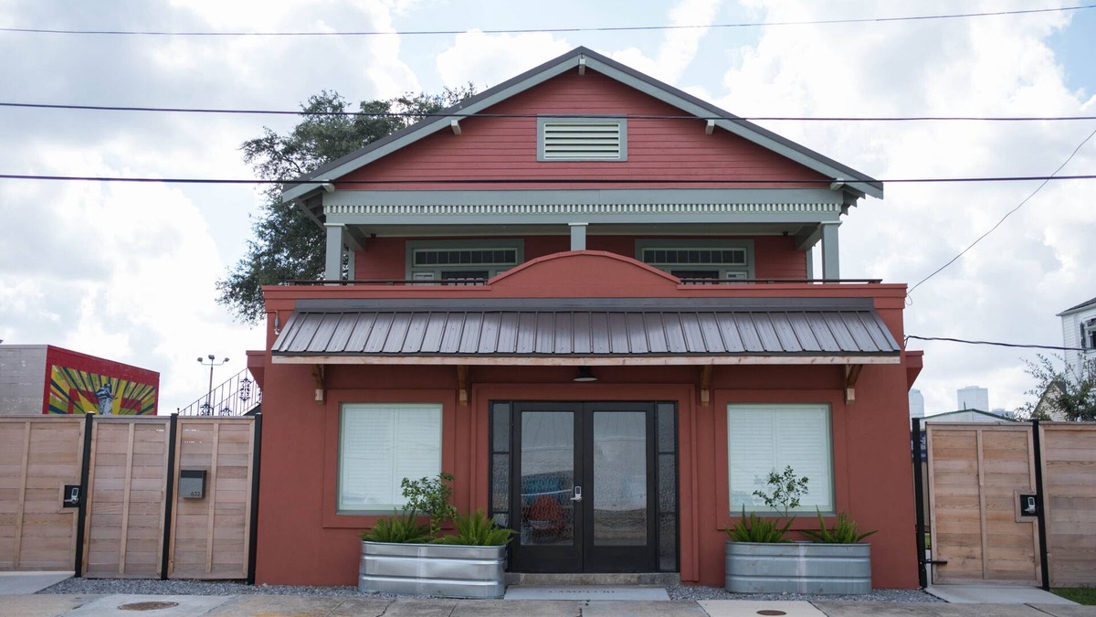 Tulane - Gravier Bed & Breakfast | 8-Suite Guesthouse Sleep 32! - Huge yard