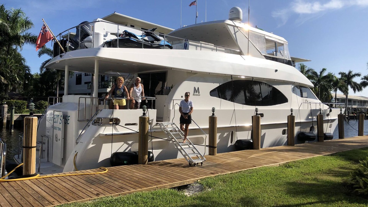 Coral Ridge Boat Rental | 80-foot yacht charter