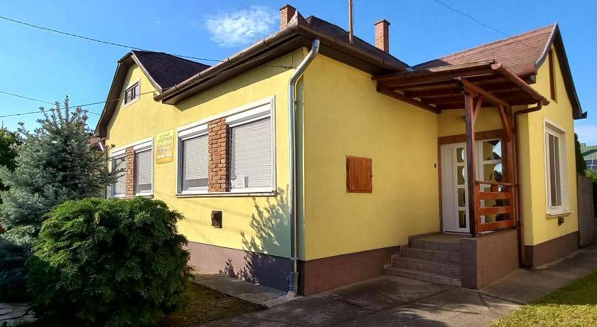 Hajduszoboszlo Apartment | 80 m² Apartment ∙ 4 bedrooms ∙ 10 guests