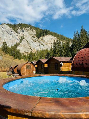 Lacu Rosu Cabin | 80 m² Lodge ∙ 3 bedrooms ∙ 10 guests