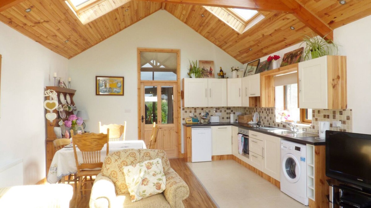 Lismore Cottage | 80 NEW STREET, pet friendly in Lismore, County Waterford