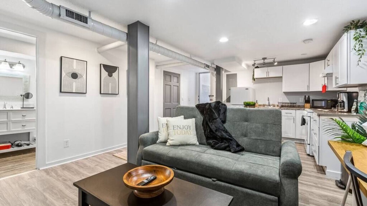 Alamo Placita House | 800 SQFT Basement w/Full Kitchen + Near Downtown