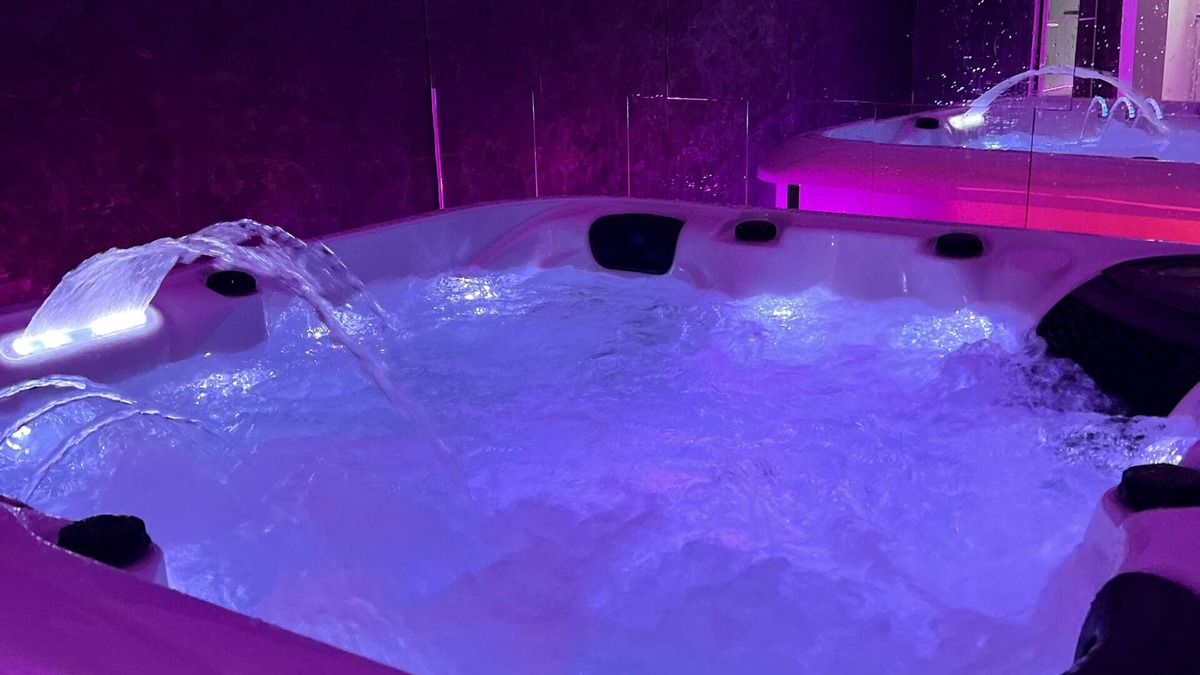 Meyrargues Bed & Breakfast | 80m2 suite with jacuzzi and pool table, 30 min from Marseille