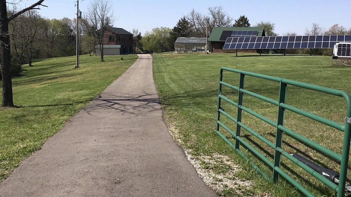 De Soto Cabin | 82 Acre Hobby Farm with Lincoln Log Cabin