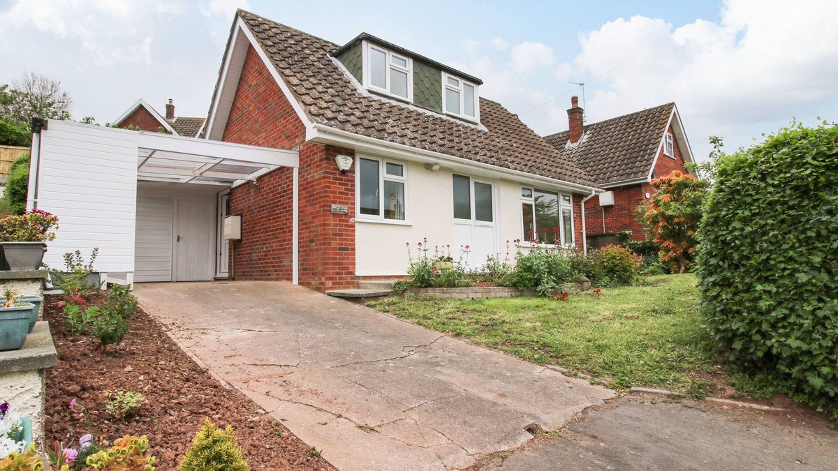 Ludlow Cottage | 83 GREENACRES, family friendly, with a garden in Ludlow