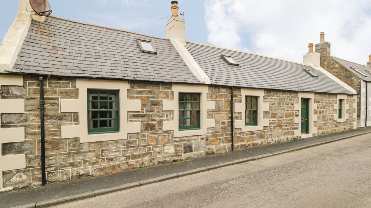 Cullen Cottage | 83 SEATOWN, pet friendly, character holiday cottage in Cullen