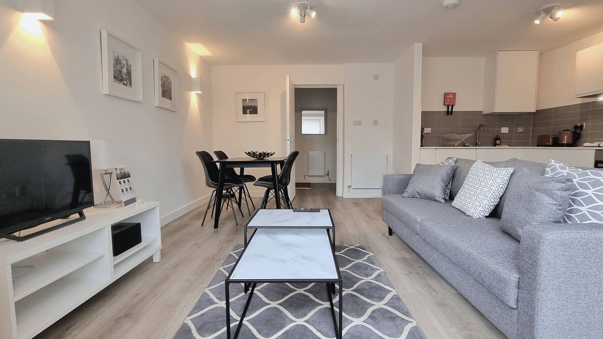 Chiswick Riverside Apartment | 84 Kew Bridge Court - 2 bedroom apartment