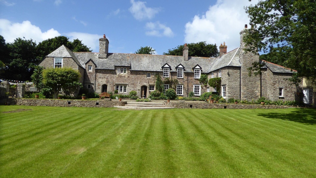 Bude House | 850 year old Manor House a stones throw from beach & town
