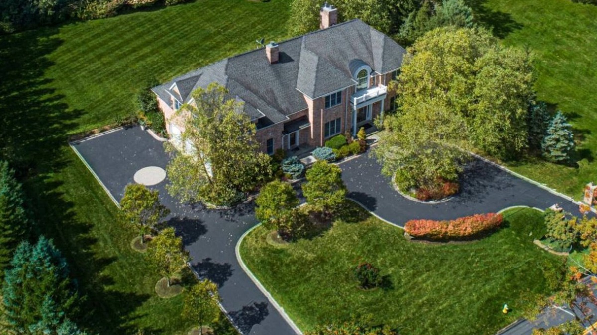 Thornwood House | 8500sqft Brick House close to MRT Train and Westchester Airport