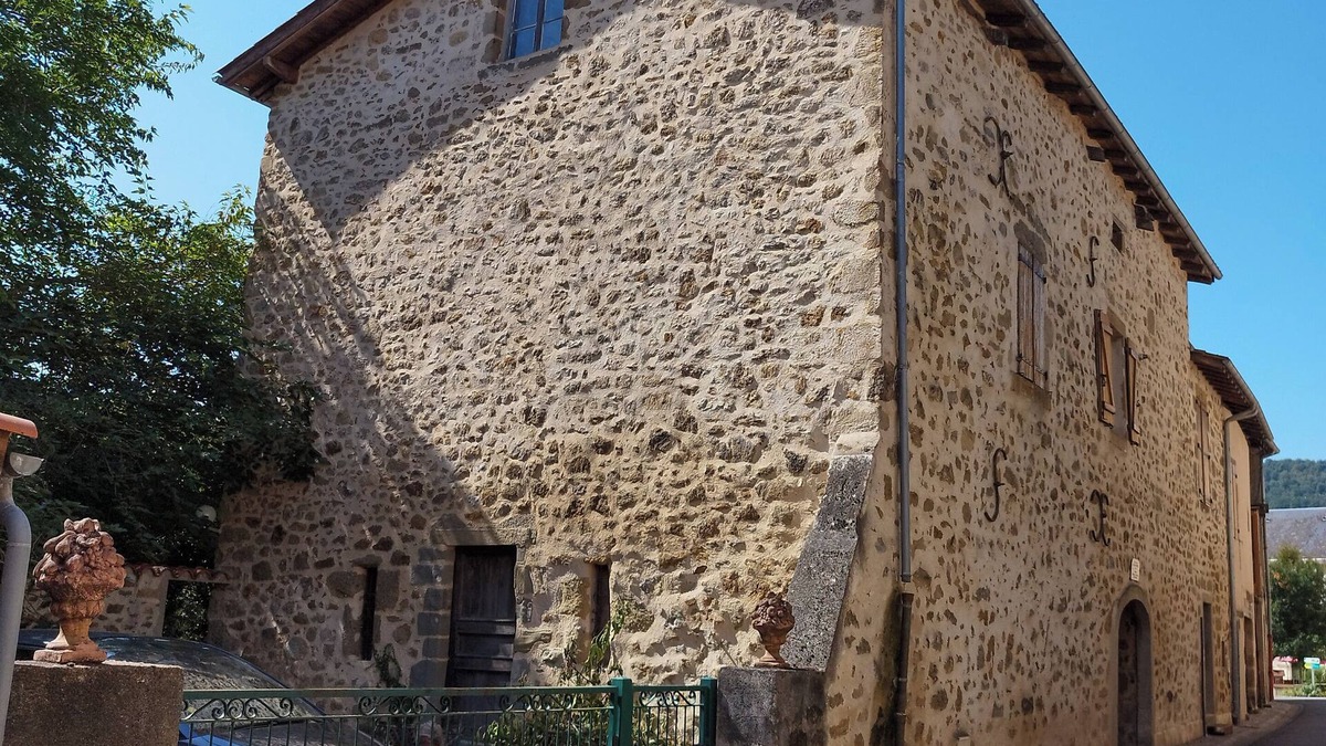 Livinhac-le-Haut Apartment | 85m2 apartment in 18th century house in the heart of the village.