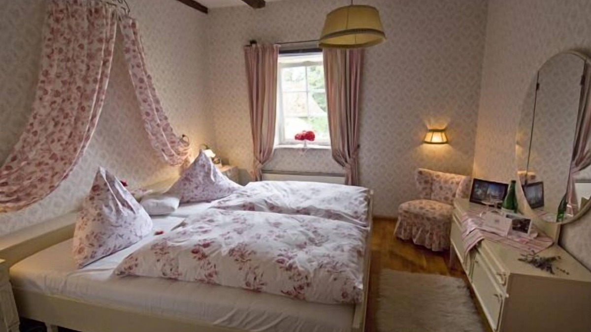 Itzgrund Apartment | 85qm große Ferienwohnung für bis zu 4 Personen mit Blick zur idyllischen Flussbegründung