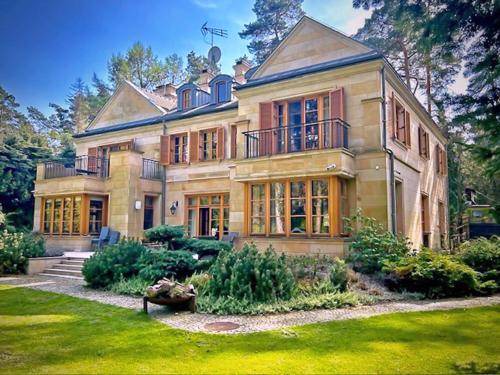 Lesznowola Villa | 860 m² Villa ∙ 5 bedrooms ∙ 10 guests