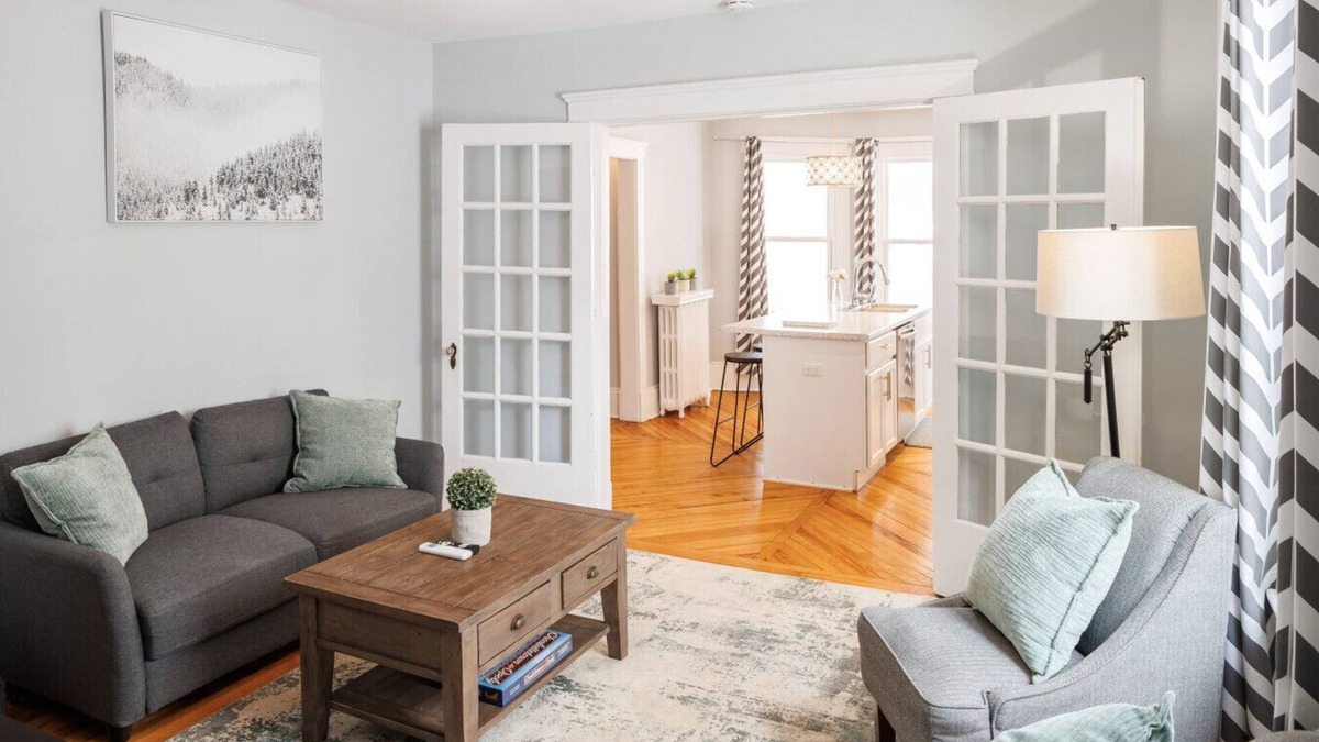 Queens Square House | 86A King Bed 2bd 3bt on Queen St. Downtown