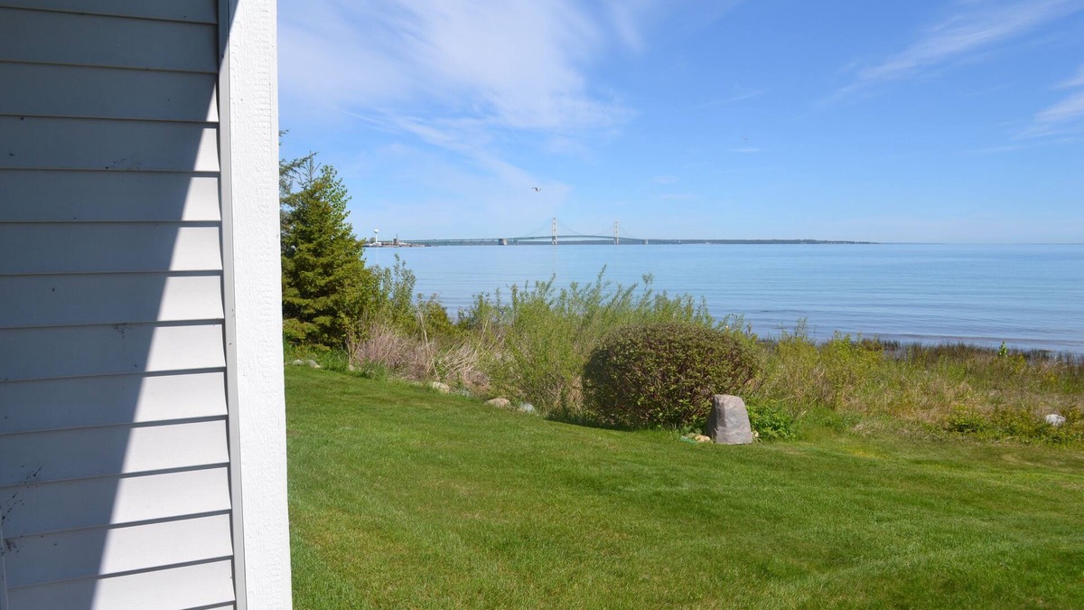 Mackinaw City Condo | 87 Breezy Barefoot Beachy Condo