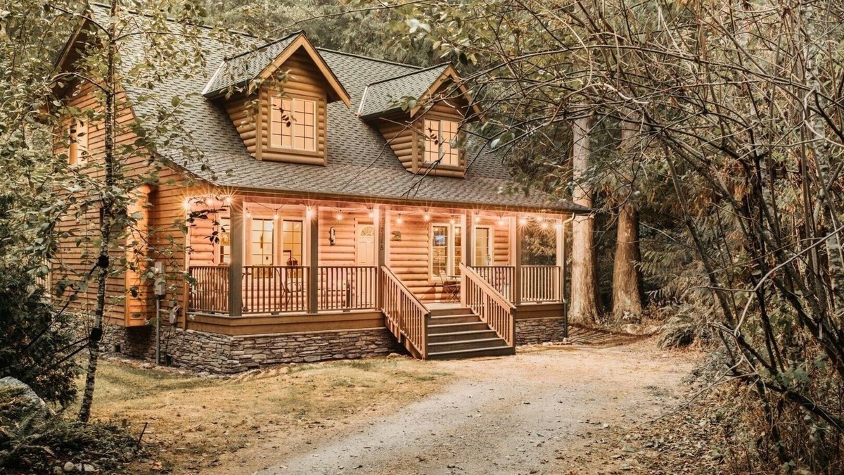 Warnick Cabin | 89GS - Hot Tub - Pets Ok - WiFi - Sleeps 4 by RedAwning