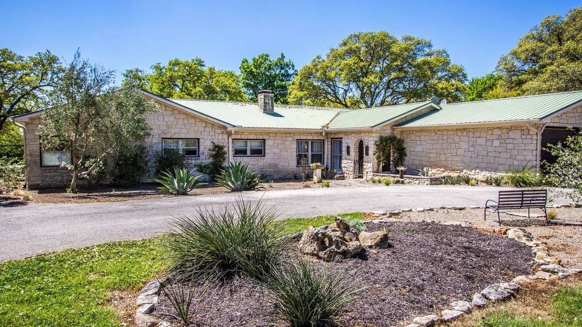 Weir House | 8acres of privacy and beauty. Inspiring, Must See. Kayaking!-Sleeps up to 8