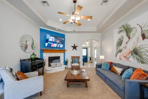 Wellborn House | 8min Texas A&M 1 King Beds firepit GriddleGrill