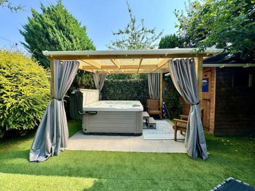 Newcastle-upon-Tyne House | 8min to City, Hot Tub House, Fire Pit, Free Parking