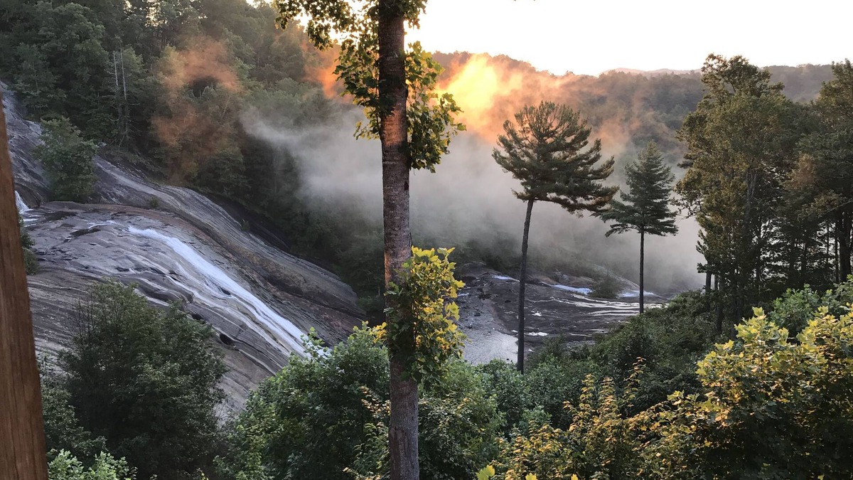 Lake Toxaway Condo | 9/01 TO 10/10/25. BOOK 5 NIGHTS GET 10% OFF! SMOKEY MOUNTAINS & WATER FALL VIEW!