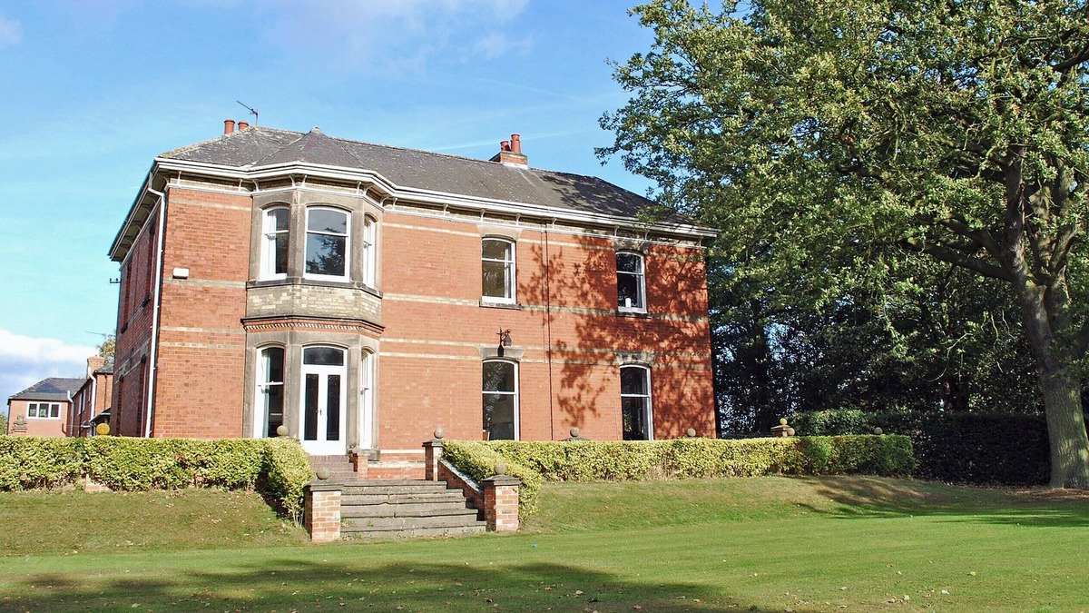 Barrow-on-Trent Cottage | 9 bedroom accommodation in Barrow on Trent