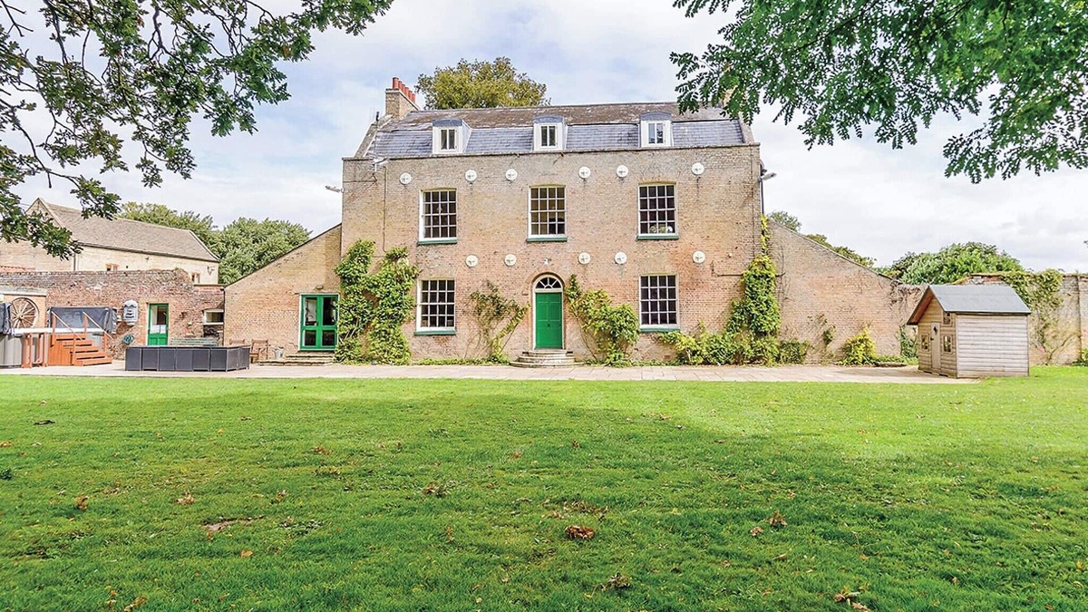 Wisbech Cottage | 9 bedroom accommodation in Three Holes, near Downham Market
