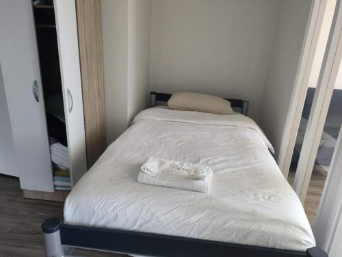 Auckland Apartment | 9 Beds including 3 Double Beds, 4 Single Beds, 2 Sofa Bed, Suite 1, 37 Totara Avenue, New Lynn