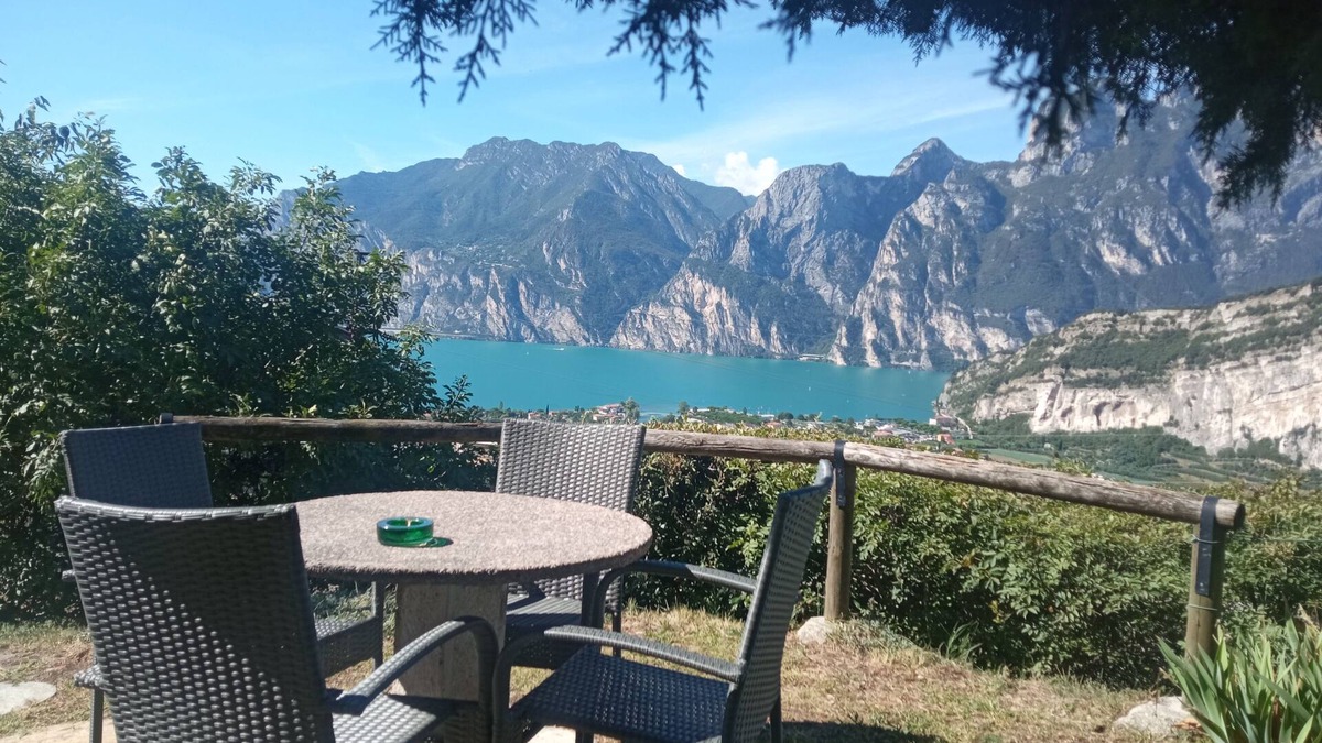 Torbole sul Garda Villa | 9 - Double room with garden view overlooking the lake Torbole