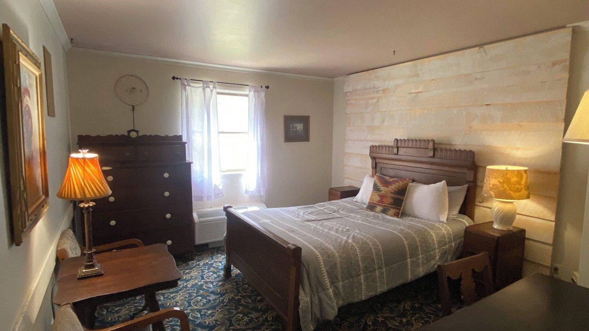 Cooksburg Apartment | 9-Indian Room