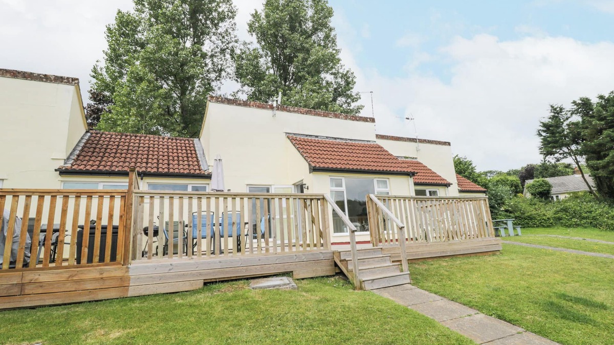 St. Ann's Chapel House | 9 MANORCOMBE BUNGALOWS, pet friendly, with a garden in Callington