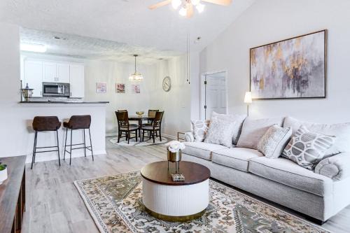 Fayetteville Apartment | 9 Mi to Dtwn Fayetteville Condo with Pool Access!