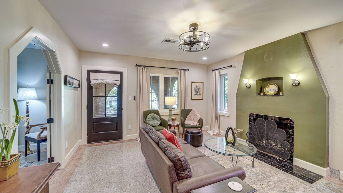 Sand Springs House | < 9 Mi to Dtwn Tulsa: Lovely Home w/Yard & Deck!