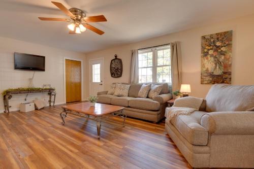 Montrose House | 9 Mi to Effingham Pet-Friendly Rural Escape