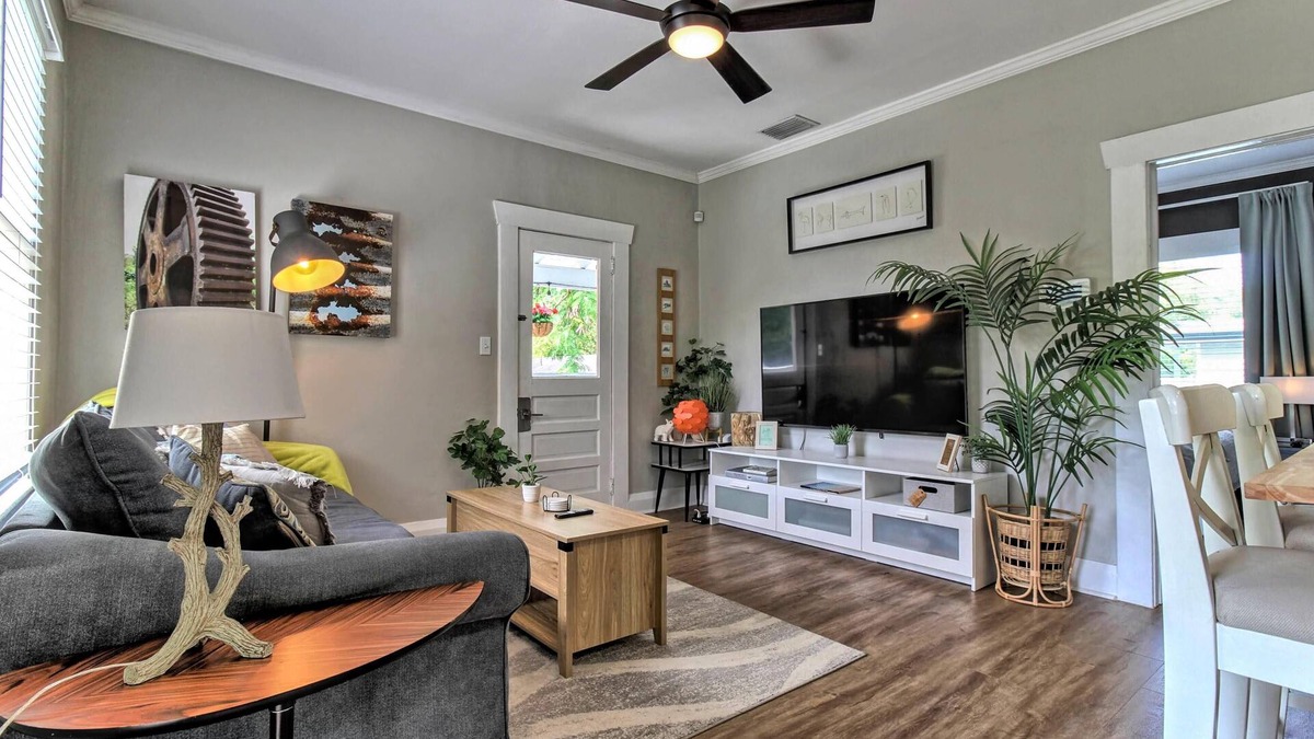 Seminole Heights House | 9 Mins to Downtown Tampa, Full Kitchen, King Bed, Balcony, Smart TV's
