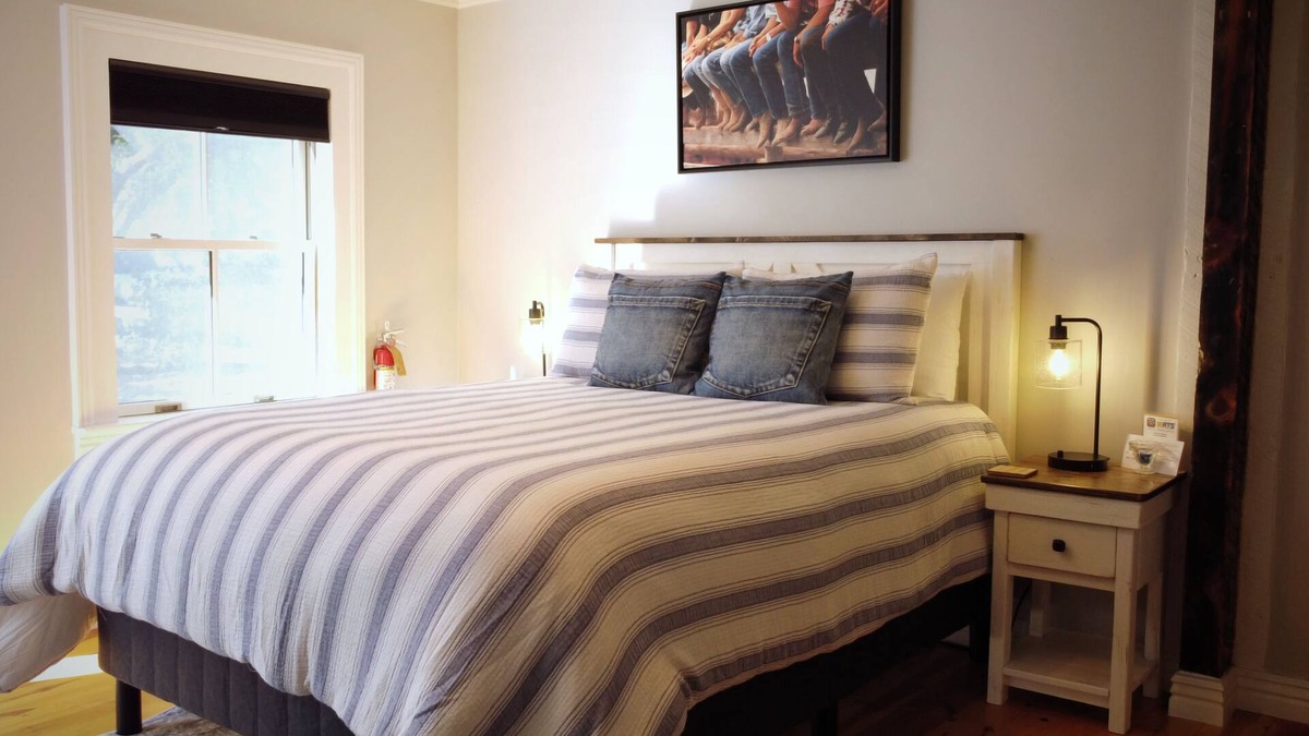 Snowflake Hotel | #9 Newly Renovated Room in Historic Inn, Denim Den