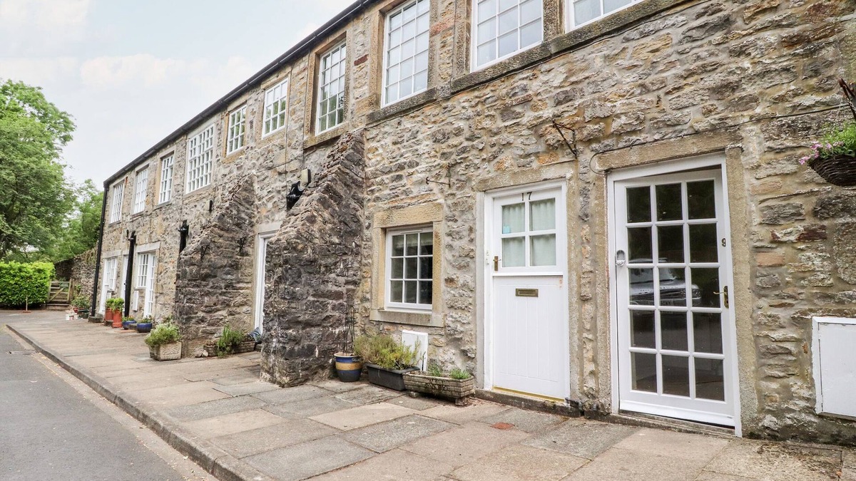 Airton Cottage | 9 RIVERSIDE WALK, pet friendly, character holiday cottage in Gargrave