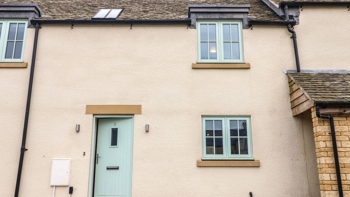 Burford House | 9 WINDRUSH HEIGHTS, pet friendly, with a garden in Burford