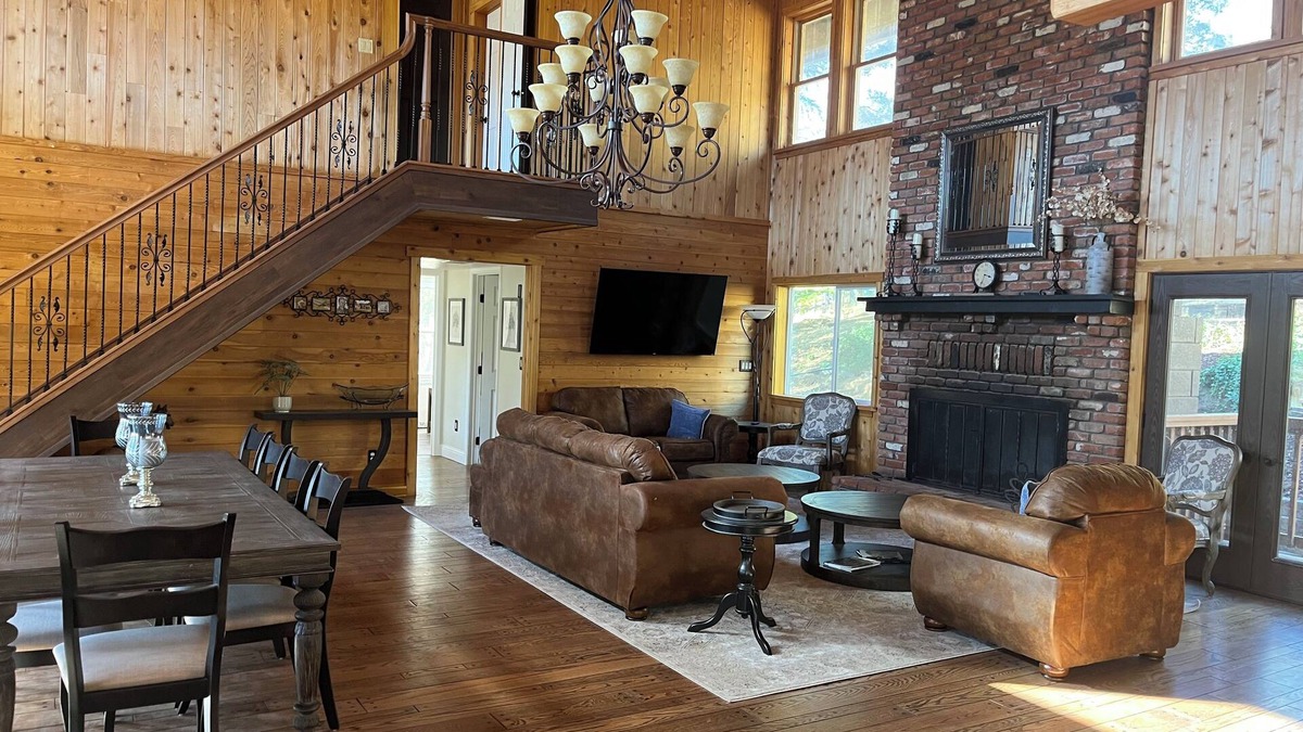 Tehachapi House | 90 Acre Luxury Ranch Sleeps 10 - Pool Jacuzzi Pickleball Court - Horse Corrals